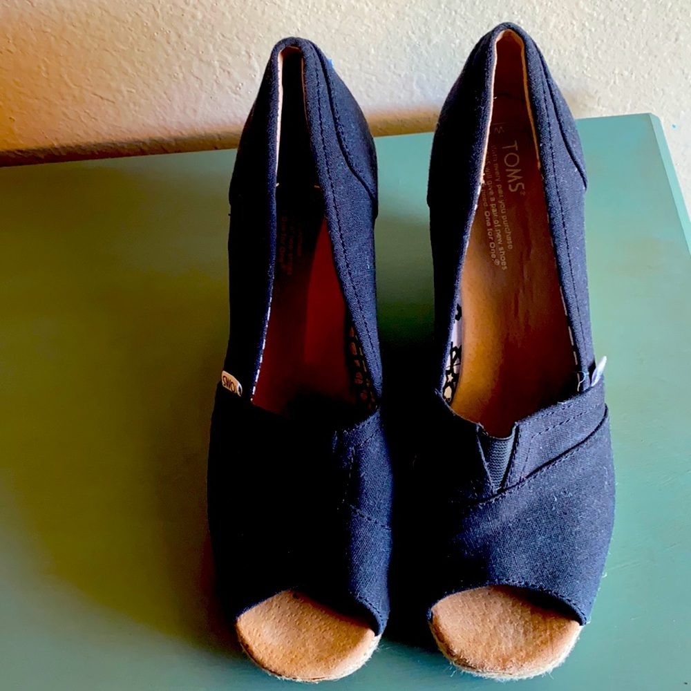 Toms size 10 Black Canvas Wedge